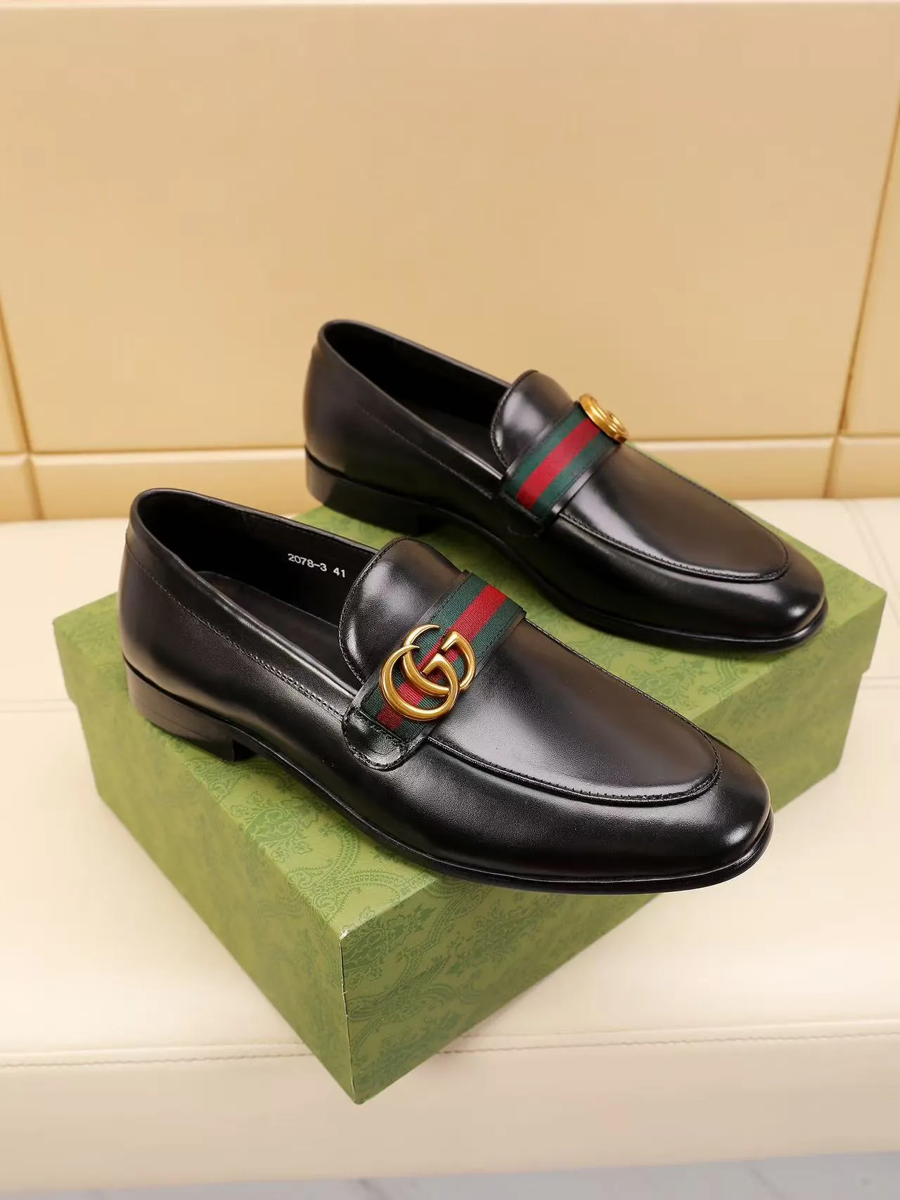 Men's men's shoes 💰440 🆘【GUCCI】Gucci ·🐂里· Hot-selling beanie shoes, top brand luxury, top quality, latest fashion beanie shoes.. The upper is made of original high mercerized smooth cow suede. (Full top-layer water-dyed 🐂 leather and lining). The original stylish and stylish soft rubber wear-resistant and non-slip outsole is light and comfortable on the foot, available in 2 colors! Matching code: 39-45 (38.46. Customized)